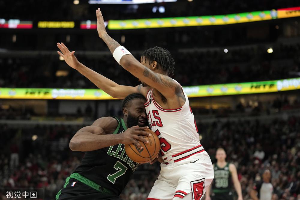 包括一名 包括一名